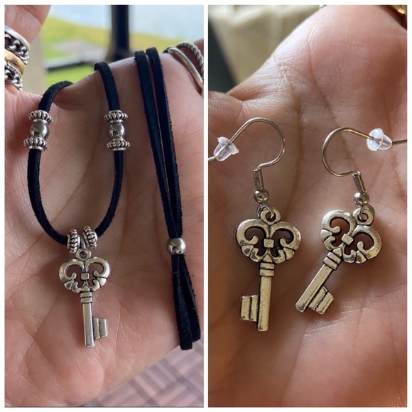 π΄ SALE ! red dot items are 2 for $25 . Bundle more than 3 and its $10 each π - Picture 3 of 8